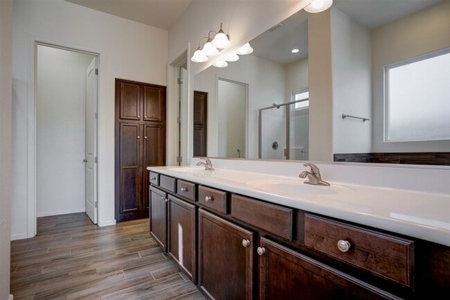 Building Photo - 3 bed 2 bath home for Rent in Quailwood!