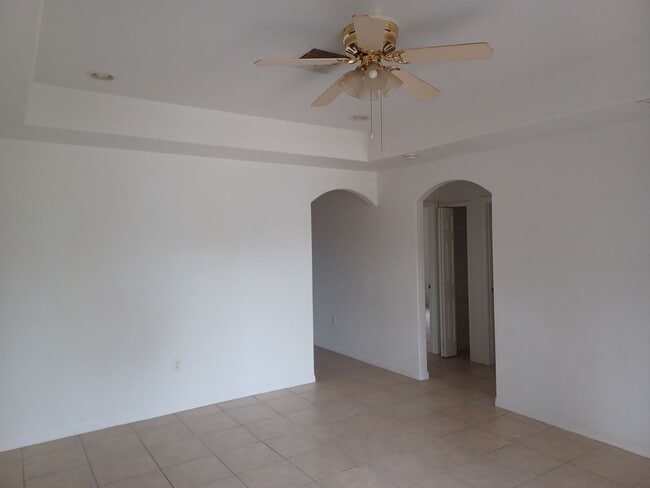 Building Photo - 3018 SE Santa Barbara Pl