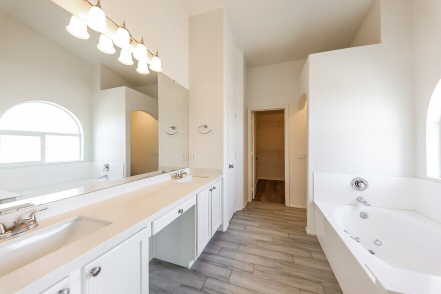 Building Photo - 13042 W Monterey Way