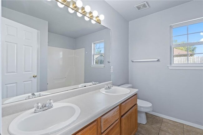 Building Photo - 607 Amanda Dr