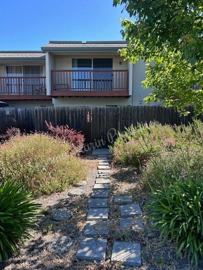 Building Photo - Spacious 2 bedroom, 1.5 bath condo in Ever...