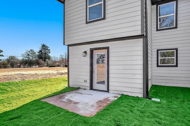 Building Photo - 2709 W Washington St