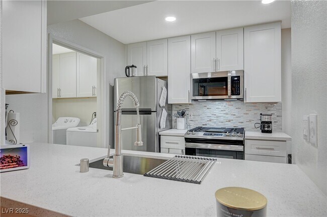 Building Photo - 950 Seven Hills Dr