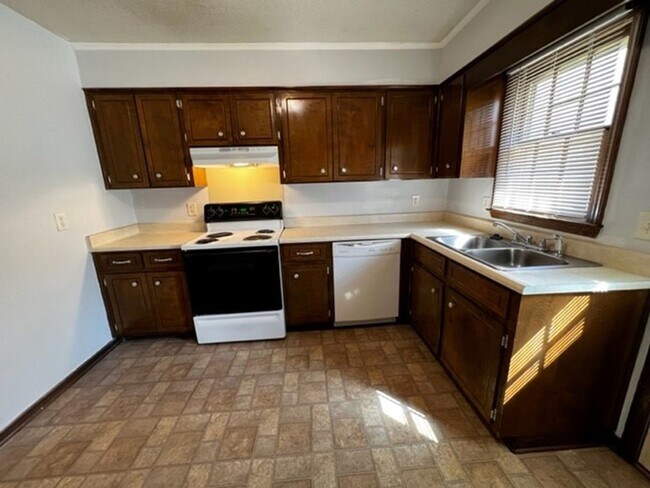 Building Photo - Bentwood Cir 157 &amp; 159