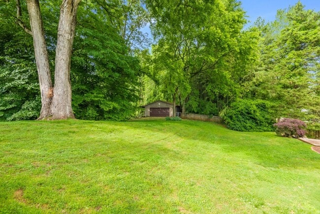 Building Photo - 4BR/ 3BA in West Hills + TWO 2-car garages, screened patio, fenced backyard