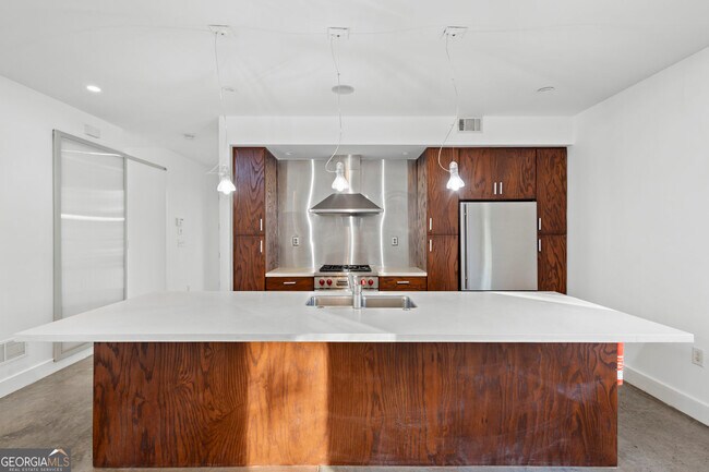 Building Photo - 935 Custer Ave SE