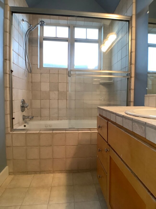 Building Photo - Three bed home with Den/Office in beautifu...