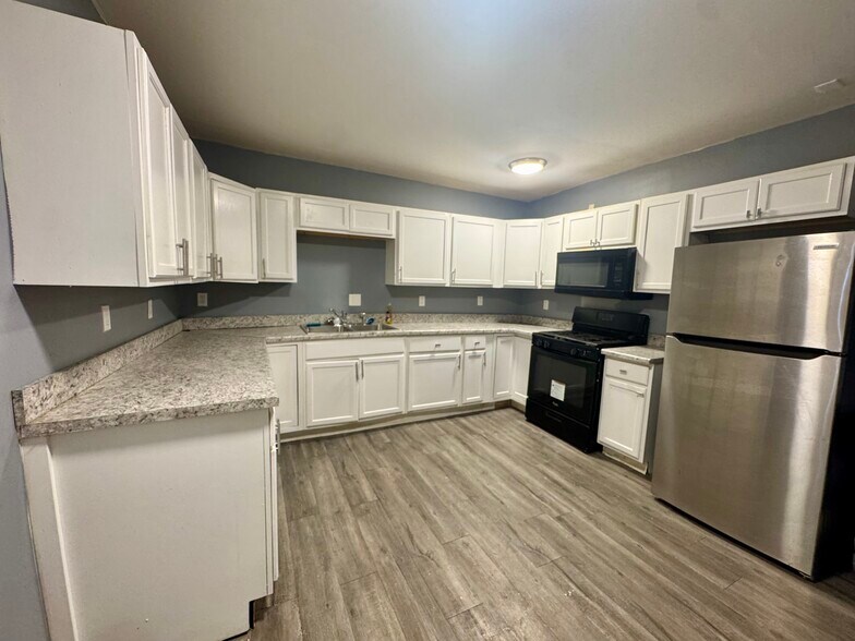 Building Photo - 616 E 6th St