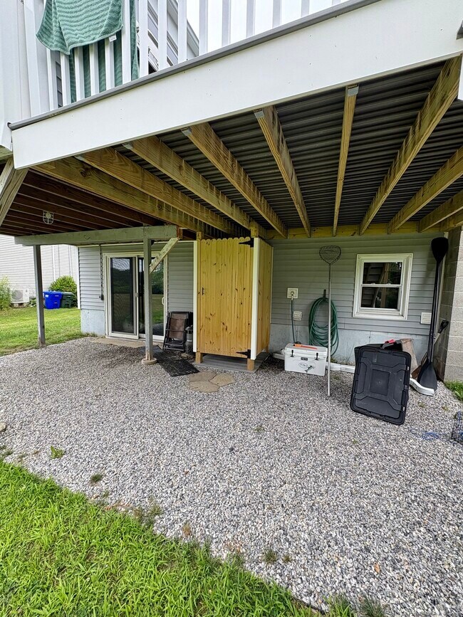 Building Photo - 223 Seneca Dr