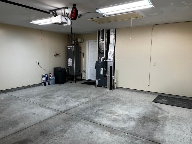 Building Photo - 9240 Crossing Dr