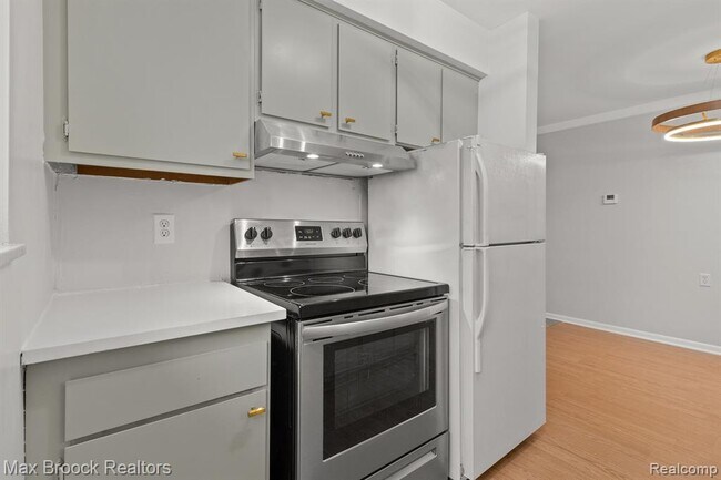 Building Photo - 15249 E 9 Mile Rd