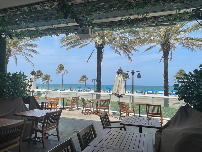 Building Photo - 3000 Riomar St