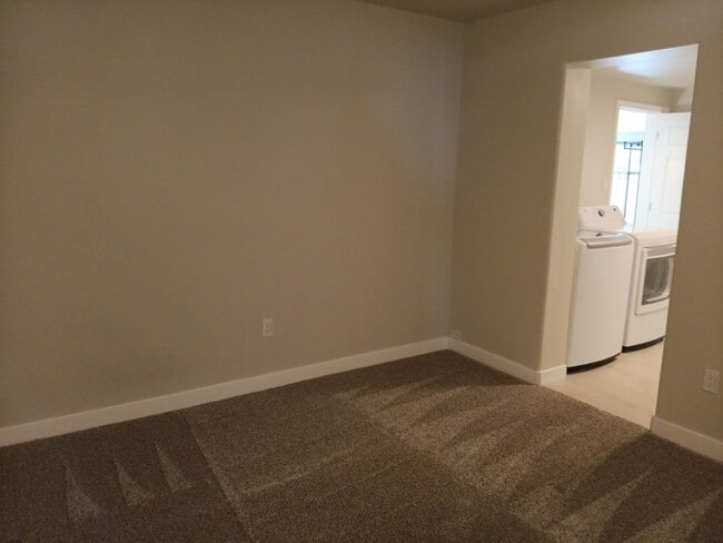 Building Photo - Stunning 4-bedroom 3-bathroom home in Santa Fe! Showings available NOW!