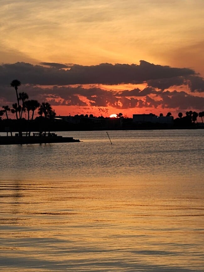 Building Photo - Beautiful fully furnished one bedroom, one bath manufactured home in a 55+ deed restricted gated ...