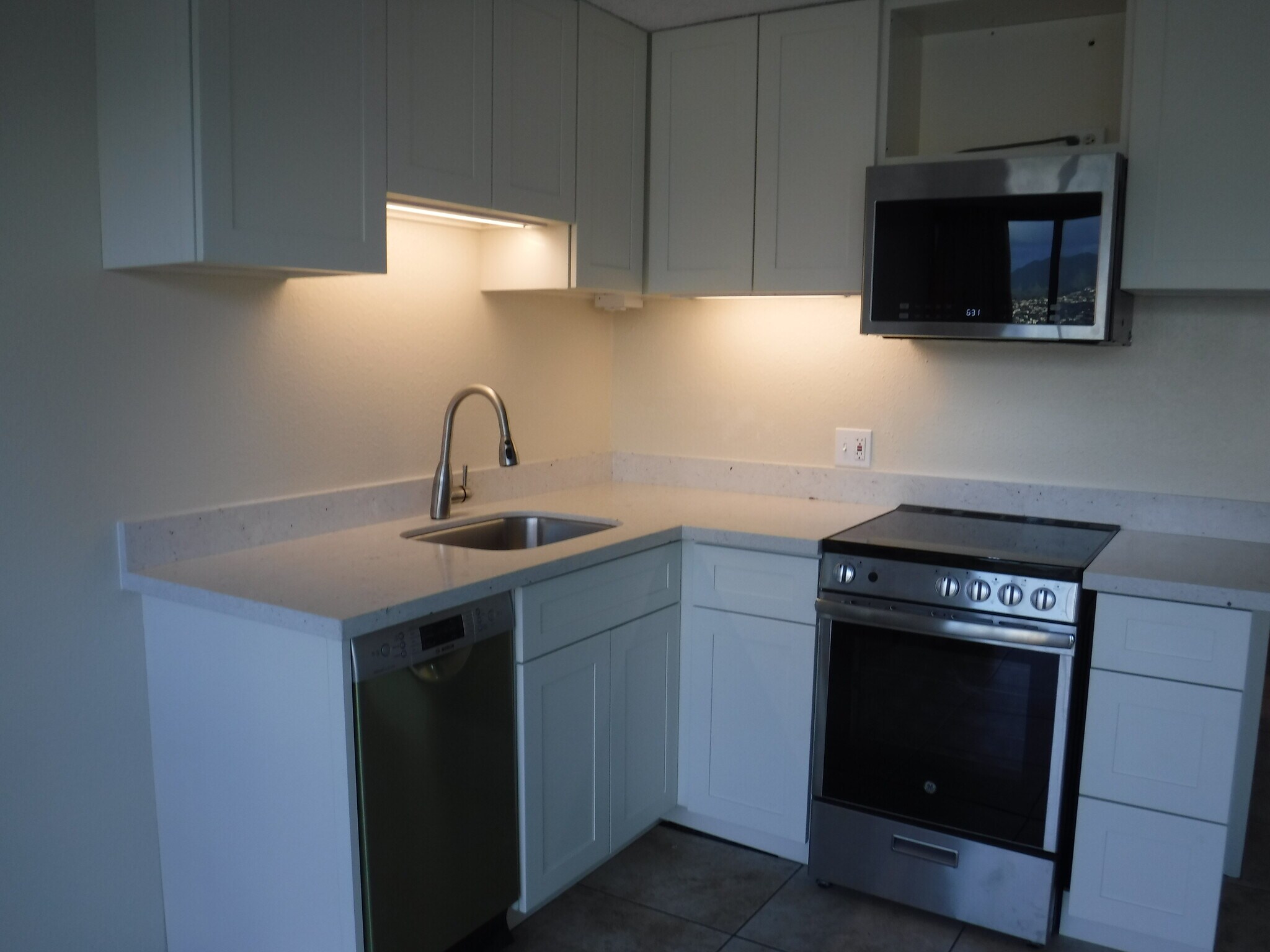 Building Photo - 2211 Ala Wai Blvd