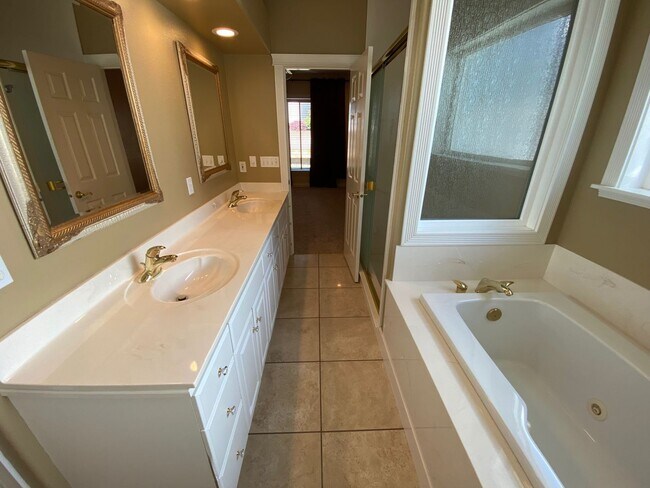 Building Photo - druc01