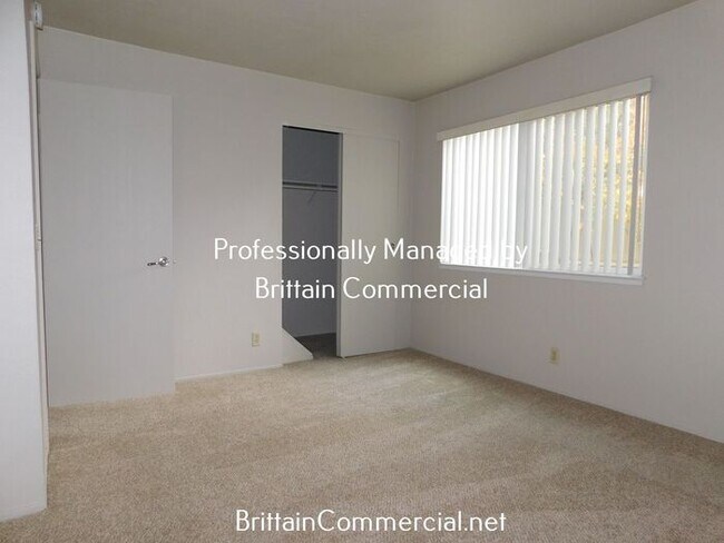 Building Photo - Spacious 2 Bedroom 1.5 Bath Townhouse Apar...