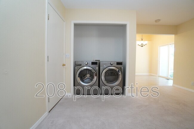 Building Photo - 5903 S Snowdrop Pl