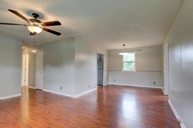 Building Photo - 729 Welsey Dr