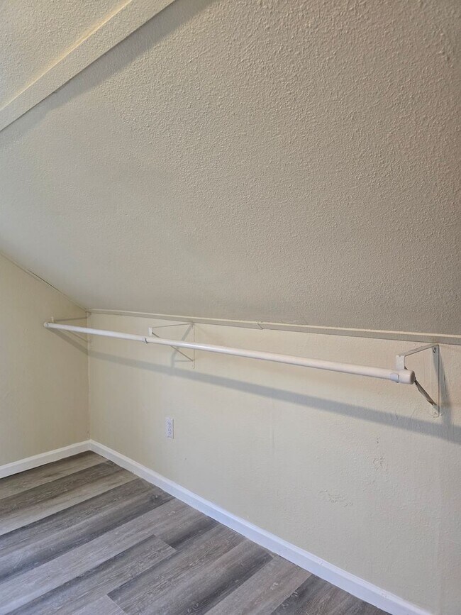 Building Photo - One Bedroom Duplex with Fenced Yard