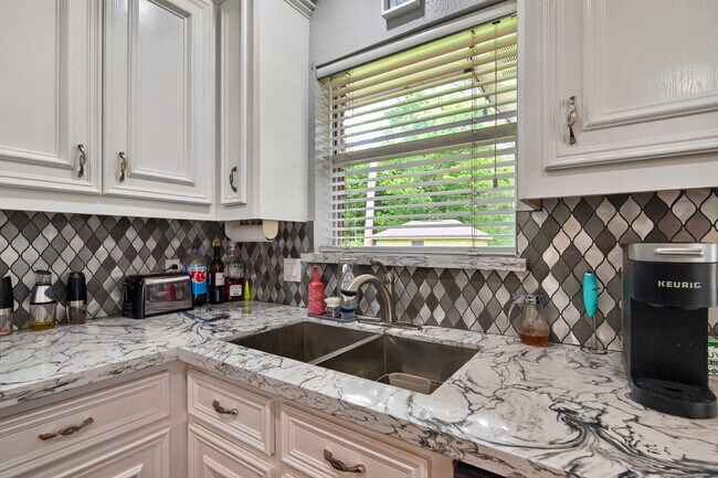 Building Photo - 1017 Pin Oak Dr