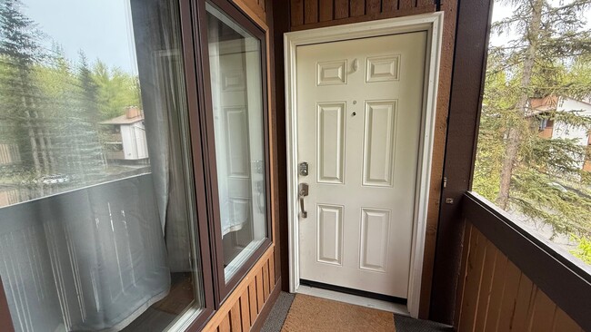 Building Photo - Well Maintained Top Floor 2 Bed/2 Bath Con...