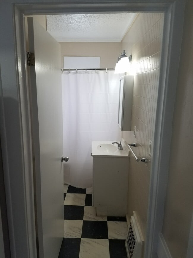 Building Photo - 2 Bedroom 1 Bath Bungalow in Pontiac