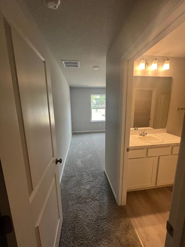 Building Photo - 840 Hartshill Pl