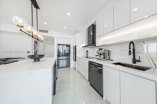 Building Photo - 350 S Miami Ave