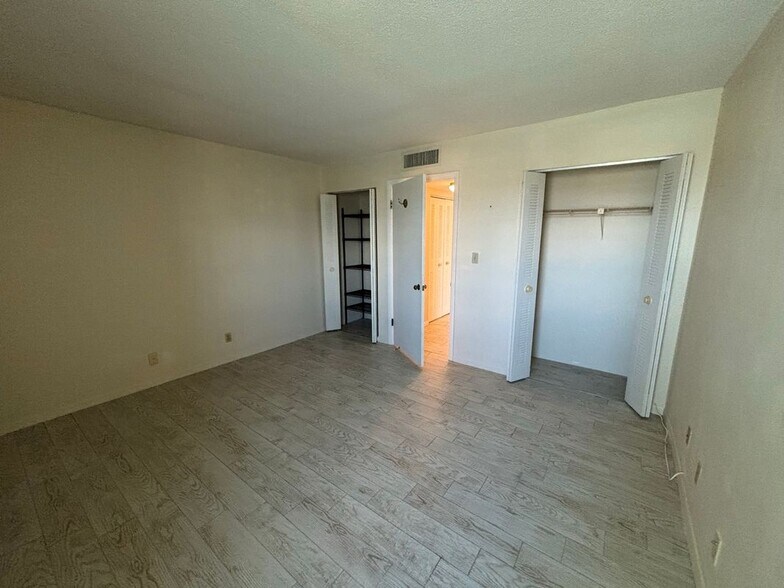 Building Photo - 420 64th Ave