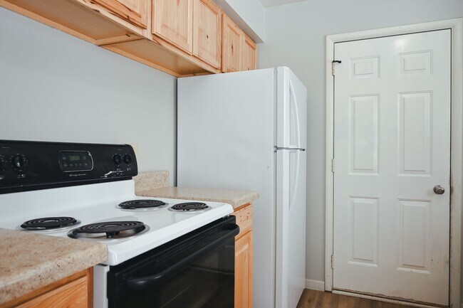 Building Photo - *COMING SOON* Gorgeous 5 Bed 2 Bath Home f...