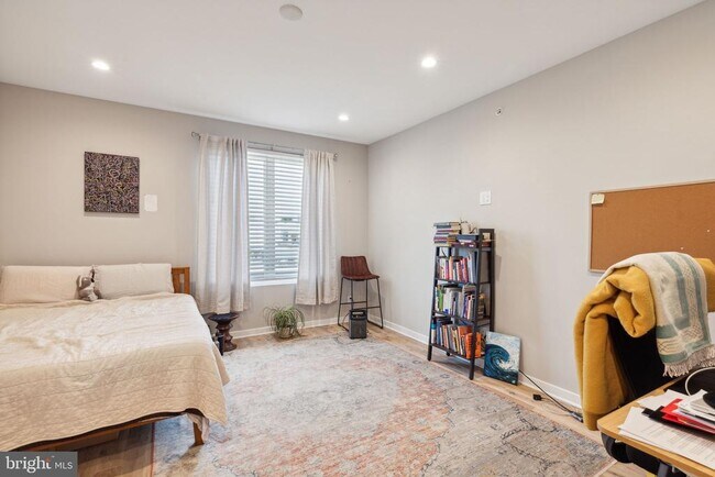 Building Photo - 1510 N Hollywood St