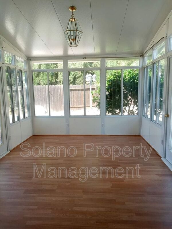 Building Photo - 1204 Shell Ct