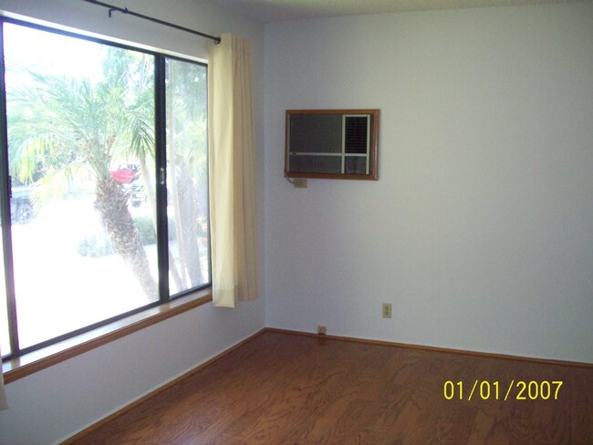 Building Photo - 3 BEDROOM, 1 BATH ON TREE LINED STREET