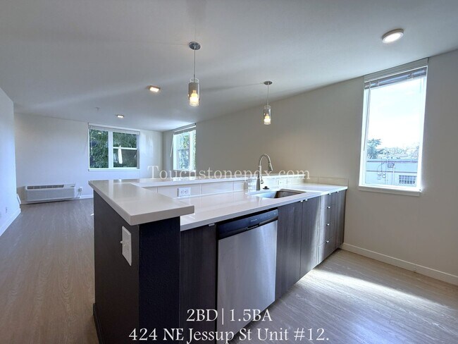 Building Photo - Modern 2 Bedroom, 1.5 Bathroom Apartment with Island Kitchen, Northeast Portland