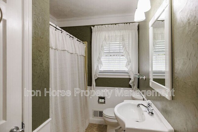 Building Photo - 1110 Maple Cir