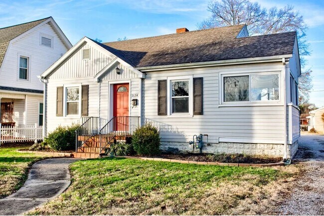 Building Photo - 2 Bedroom Full of Character