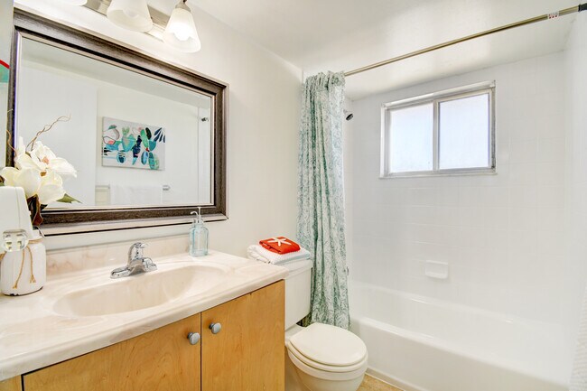 Building Photo - 420 NE 17th Ave