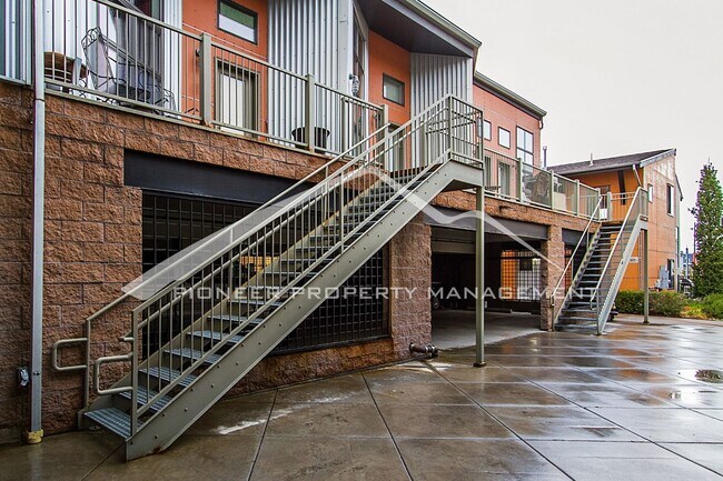 Building Photo - Incredible Loft with Parking and Great Location!