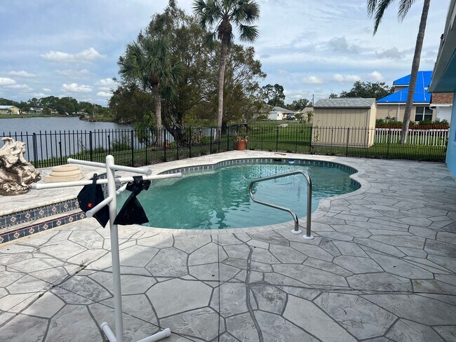 Building Photo - 3/2/2 pool home on lake in North Port