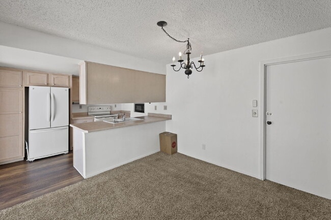 Building Photo - Close to Fort Carson and Cheyenne Mountain, 3 bedroom townhome with 2 car garage.