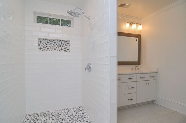 Building Photo - Beautiful 3 bedroom/2 bath house in highly desirable Shandon location! Available June 2026!