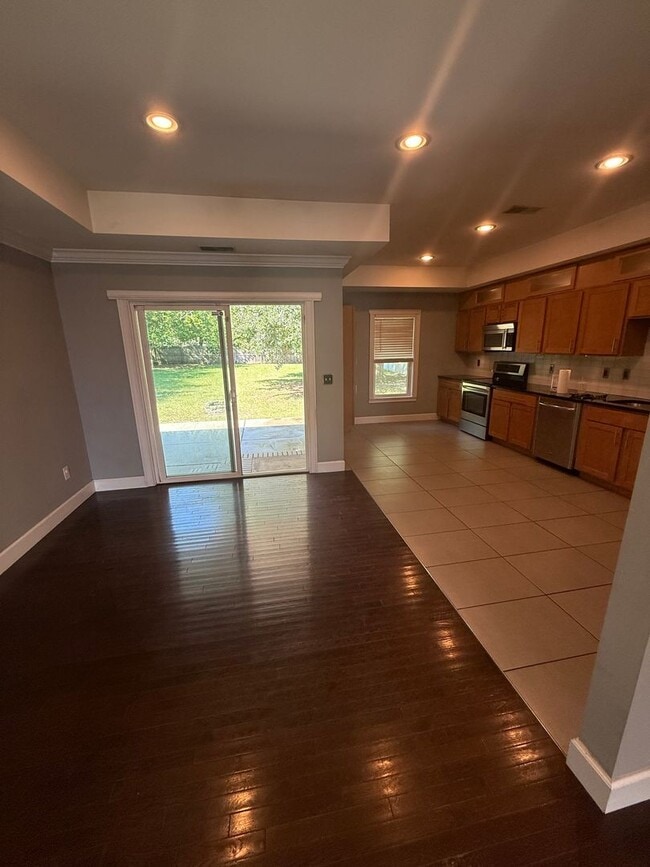 Building Photo - Beautiful 3 Bedroom