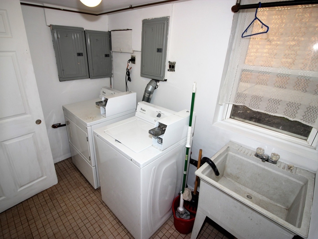 Laundry Room (Shared) - 5317 W Newport Ave