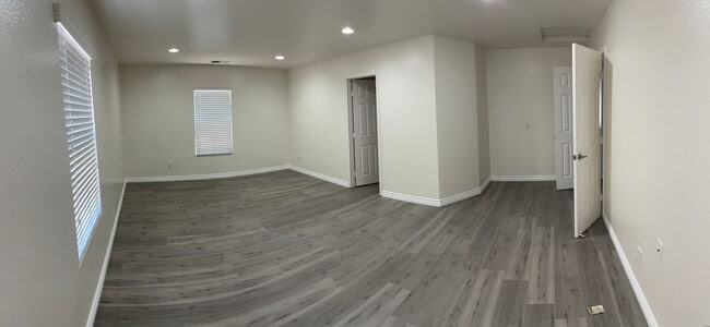 Building Photo - Large 5 bedroom / 2.5 Bathroom Perris Home