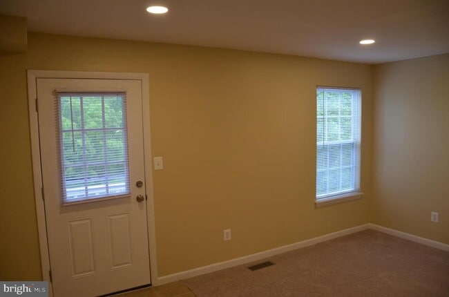 Building Photo - 1046 Spring Valley Ct