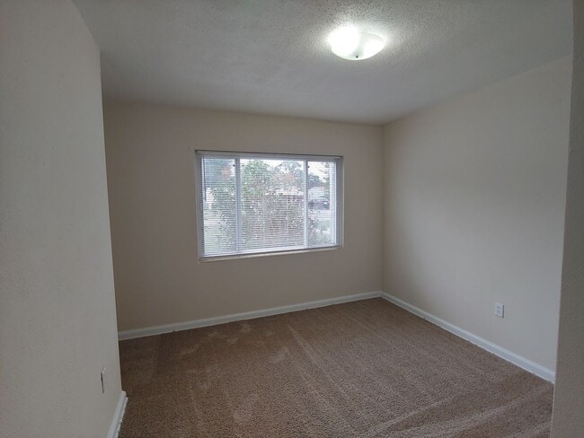 Building Photo - Cute 3BR/1BA cottage with central heat & a...