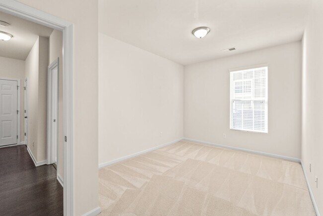 Building Photo - 3 Bedroom Home in Belmont!