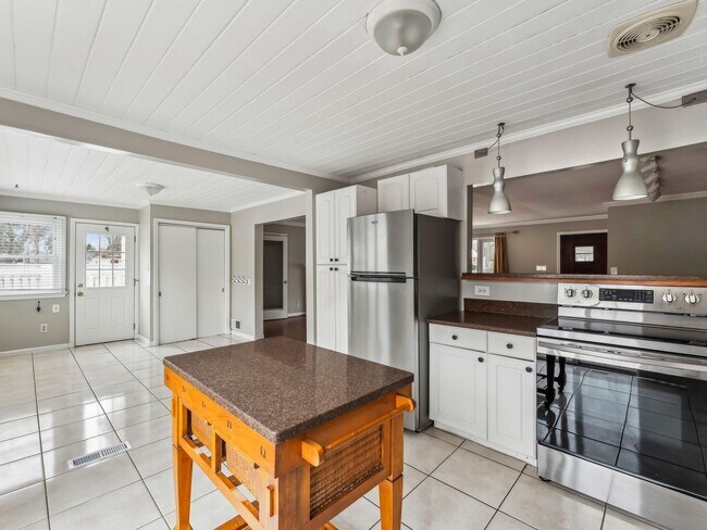 Building Photo - Easy one level living on a 1/3 acre corner lot!