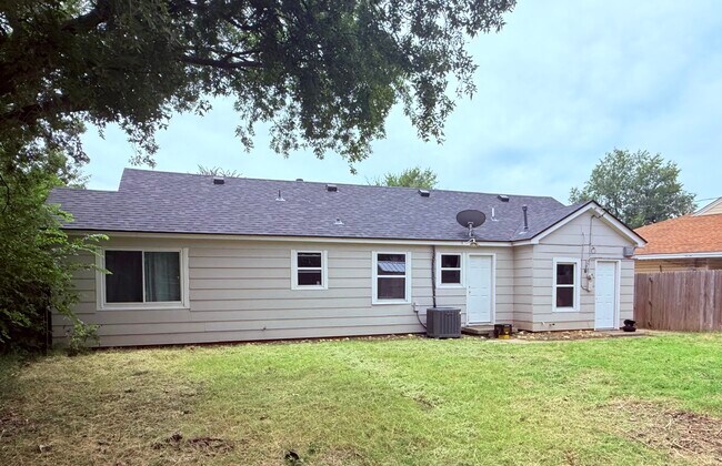Building Photo - 3013 W Fairfield Ave